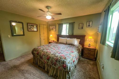 Schlafzimmer mit einem Bett und einem Deckenventilator in der Unterkunft Hodges Hill Yosemite House in Oakhurst