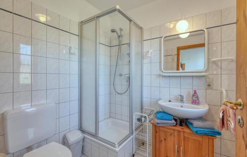 騰寧的住宿－Nice Home In Tnning With Kitchen，带淋浴、盥洗盆和卫生间的浴室