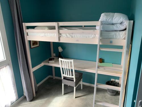 une chambre avec des lits superposés avec un bureau et une échelle dans l'établissement Maison Familiale entre Plage et Baie d'Authie, Jardin Sud, Parking Privé, 2 Chambres - FR-1-482-33, à Fort-Mahon-Plage
