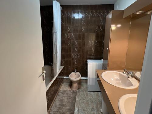 une salle de bain avec toilettes et lavabo dans l'établissement Appartement familial face mer avec balcon - FR-1-485-95, à Les Sables-dʼOlonne