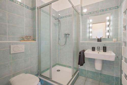 e bagno con doccia, servizi igienici e lavandino. di Strandvillen Wald & See - 04 a Zinnowitz
