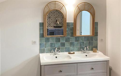 La salle de bains est pourvue d'un lavabo et de deux miroirs. dans l'établissement Nice Home In Gans With Kitchen, à Gans