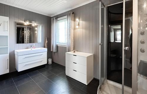 y baño con ducha, lavabo y espejo. en Gorgeous Home In Lindesnes With Kitchen en Spangereid