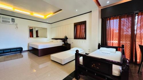 um quarto com duas camas num quarto em Tugsaw Resort em Sampong