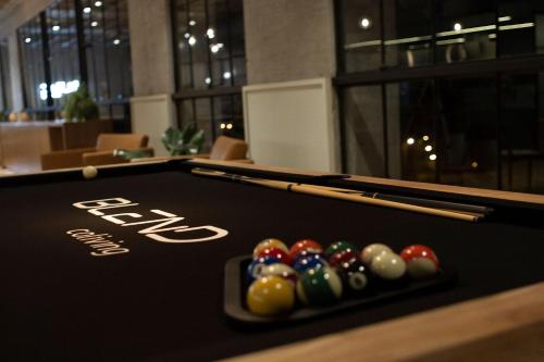 a pool table with balls and cues on it at Blend Coliving One - 2a in Ribeirão Preto