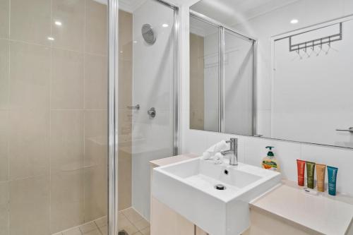 Ванная комната в 'Vibrant City Gem' Stylish Retreat for Work and Play