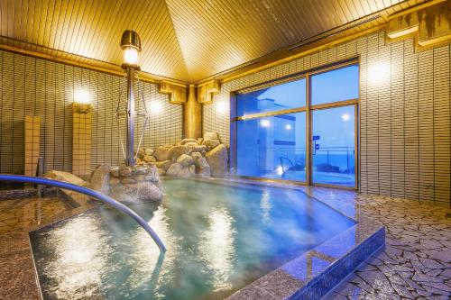 志摩的住宿－桑佩拉志摩酒店，一座带大窗户的建筑中的游泳池