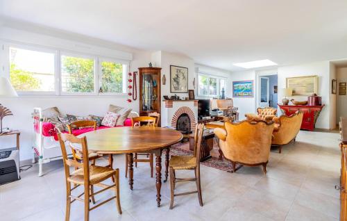 Nhà bếp/bếp nhỏ tại Lovely Home In La Bernerie-En-Retz