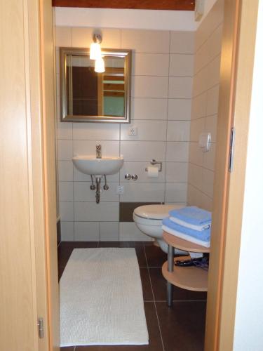 a bathroom with a sink and a toilet at Ferienwohnung Düne in Krummhörn