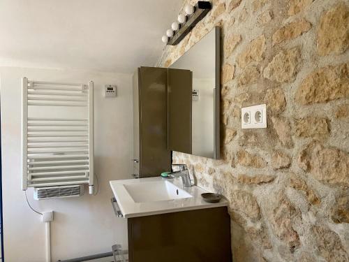 une salle de bain avec un lavabo et un miroir dans l'établissement Maison Rénovée Avec Jardin, Proche Océan et Commodités - FR-1-336-132, à Longeville-sur-Mer