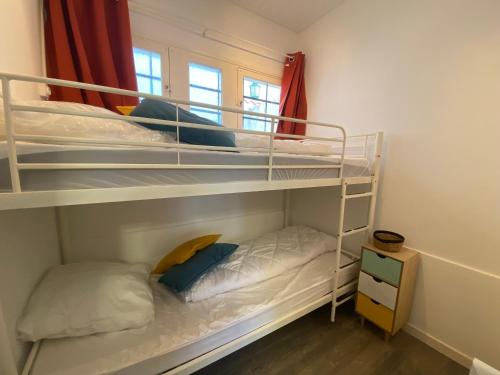 um quarto com 2 beliches num quarto em Appartement La Tranche-sur-Mer, 2 pièces, 4 personnes - FR-1-22-334 em La Tranche-sur-Mer