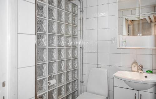 Lyckeby的住宿－2 Bedroom Lovely Apartment In Lyckeby，白色瓷砖浴室设有卫生间和水槽