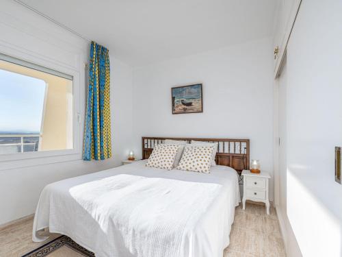 um quarto branco com uma cama e uma janela em Appartement Empuriabrava, 3 pièces, 4 personnes - HISP-288-37 em Empuriabrava