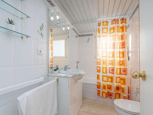uma casa de banho branca com um lavatório e um chuveiro em Appartement Empuriabrava, 3 pièces, 4 personnes - HISP-288-37 em Empuriabrava