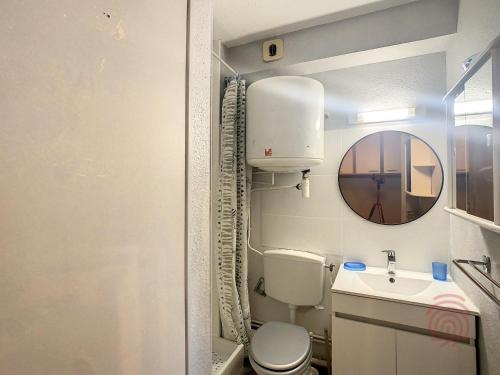 ein Badezimmer mit Toilette, Waschbecken und Spiegel in der Unterkunft Studio Charmant à Lamalou-les-Bains, Balcon, Wifi, Proche Thermes et Nature - FR-1-451-208 in Lamalou-les-Bains