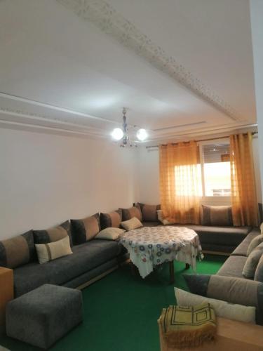 sala de estar con sofá y mesa en Apparemment à louer, en Oujda
