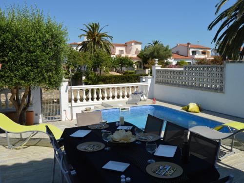 Maison familiale avec piscine chauffée et amarre, 8 pers. à Empuriabrava