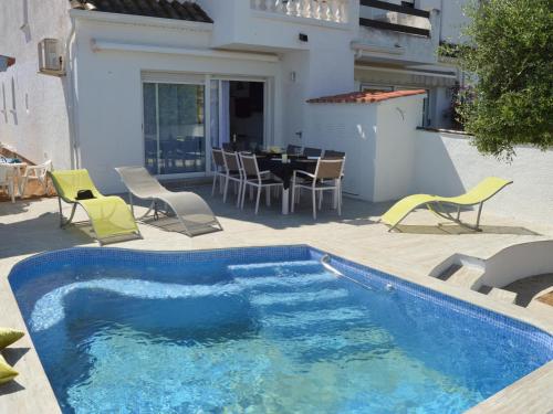 Maison familiale avec piscine chauffée et amarre, 8 pers. à Empuriabrava