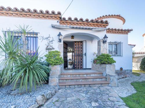 Gallery image of Casa con Piscina, Gran Amarre y 4 Dormitorios en Castelló d'Empúries - HISP-288-53 in Empuriabrava