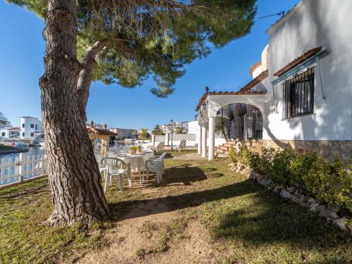 Maison de 4 chambres avec piscine privée et amarre à Castelló d'Empúries