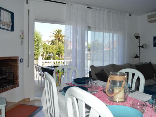 Maison familiale avec piscine chauffée et amarre, 8 pers. à Empuriabrava