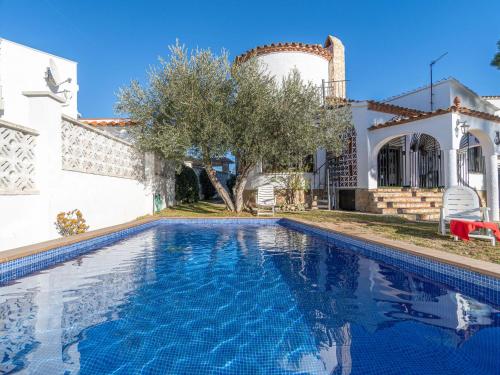 Maison de 4 chambres avec piscine privée et amarre à Castelló d'Empúries
