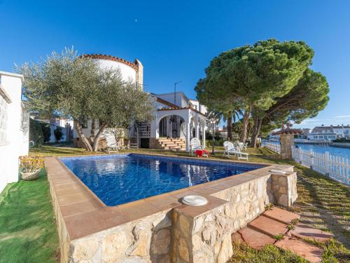 Maison de 4 chambres avec piscine privée et amarre à Castelló d'Empúries