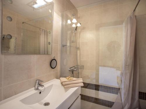 a bathroom with a sink and a shower at Casa de pescador con amarre de 4 m - HISP-288-59 in Empuriabrava