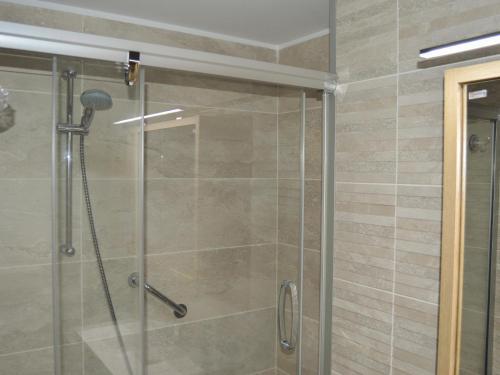 um chuveiro com uma porta de vidro na casa de banho em Appartement Empuriabrava, 4 pièces, 6 personnes - HISP-288-45 em Empuriabrava