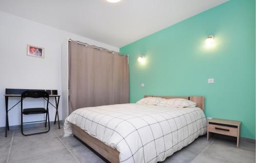 une chambre avec un lit, un bureau et une chaise dans l'établissement Beautiful Apartment In Biot With Wifi, à Biot