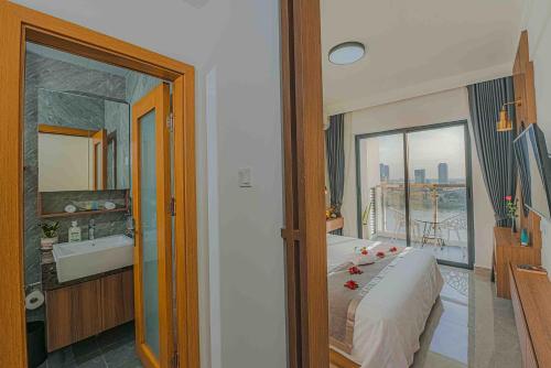 um quarto com uma cama e uma casa de banho com um lavatório em M9 Kirirom Hotel em Phnom Penh