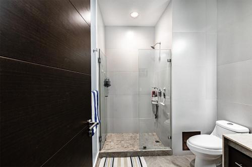La salle de bains est pourvue d'une douche et de toilettes. dans l'établissement Golf & Beach Haven, à Tulum