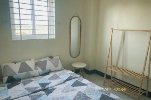 um quarto com uma cama e um espelho redondo em Nhà Tú Homestay em Thôn Mỹ Phước