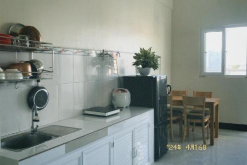 Кухня або міні-кухня у Nhà Tú Homestay