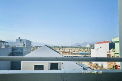 uma vista para a cidade a partir de uma varanda em Nhà Tú Homestay em Thôn Mỹ Phước