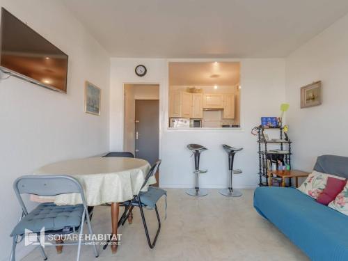 Photo de la galerie de l'établissement Appartement T2 à Saint-Jean-de-Monts avec balcon et parking, à deux pas de la plage ! - FR-1-324A-65, à Saint-Jean-de-Monts