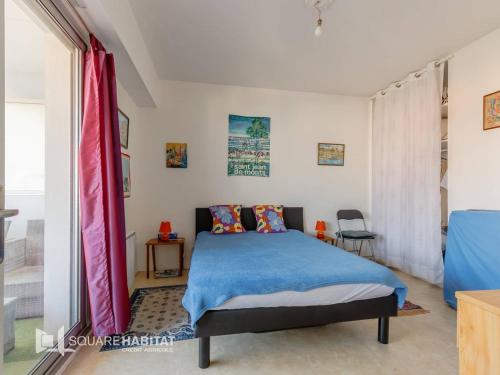 Photo de la galerie de l'établissement Appartement T2 à Saint-Jean-de-Monts avec balcon et parking, à deux pas de la plage ! - FR-1-324A-65, à Saint-Jean-de-Monts