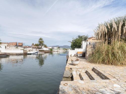 Acogedor chalet de 2 dormitorios con amarre de 12,5m, terraza y jardín en Empuriabrava - HISP-288-62