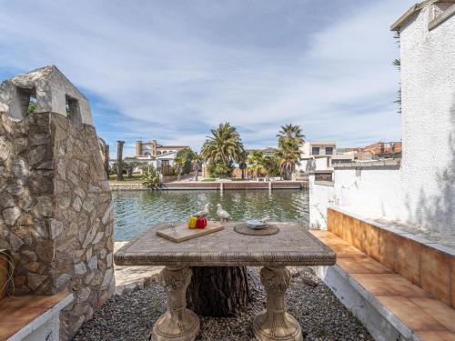 Acogedor chalet de 2 dormitorios con amarre de 12,5m, terraza y jardín en Empuriabrava - HISP-288-62