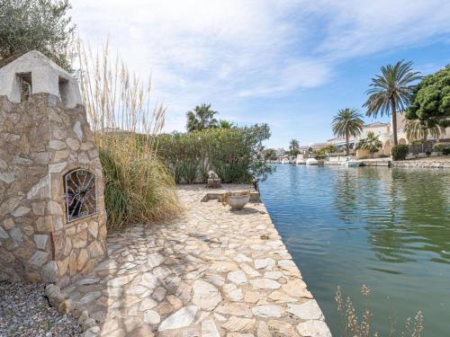 Acogedor chalet de 2 dormitorios con amarre de 12,5m, terraza y jardín en Empuriabrava - HISP-288-62
