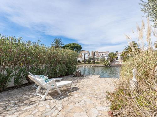 Acogedor chalet de 2 dormitorios con amarre de 12,5m, terraza y jardín en Empuriabrava - HISP-288-62