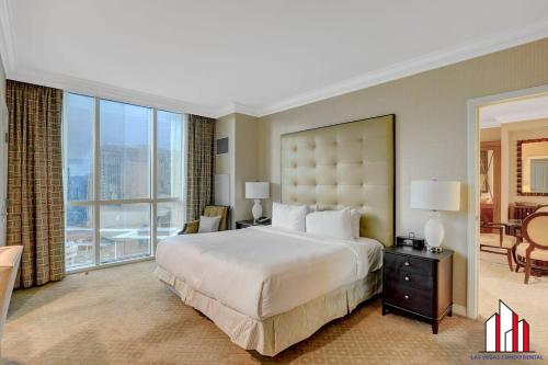 Un dormitorio con una cama grande y una ventana grande en MGM Signature-18-701 1Br2Ba Strip View Balcony, en Las Vegas