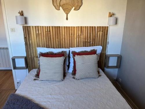 une chambre avec un lit avec deux oreillers dans l'établissement Charmant T2 rénové, parking privé, proche plage et commerces, idéal déplacement à pied - FR-1-749-56, au Cap d'Agde