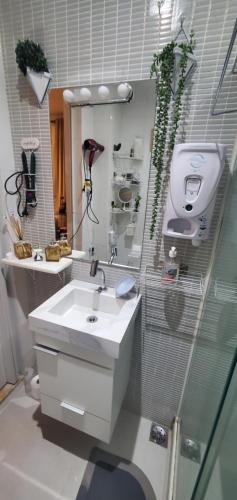 a bathroom with a sink and a mirror at StudioRD Copacabana 250m da praia esquina com a Rua do Copacabana Palace Rodolfo Dantas in Rio de Janeiro