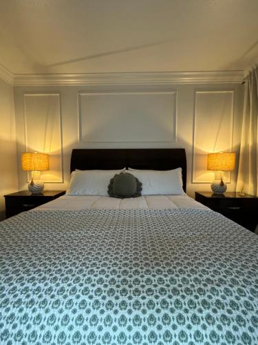 um quarto com uma cama grande e 2 candeeiros em Luxury Resort Style Condo 1 Block From Strip em Las Vegas