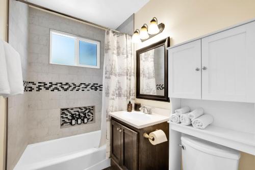bagno con lavandino, vasca e servizi igienici di Balcom by AvantStay Newly Furnished Valley Home a Los Angeles