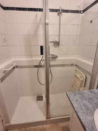 une douche avec une porte vitrée dans une salle de bain dans l'établissement Appart Grand Paris Stade France Sites Olympiques, à Pierrefitte-sur-Seine