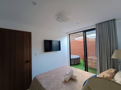 - une chambre avec un lit et une télévision à écran plat dans l'établissement Jacuzzi Haven, à Guatemala