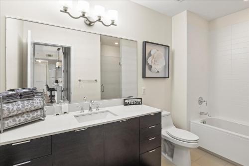 ein Badezimmer mit Waschbecken, Toilette und Badewanne in der Unterkunft Luxury Living In Buckhead in Atlanta