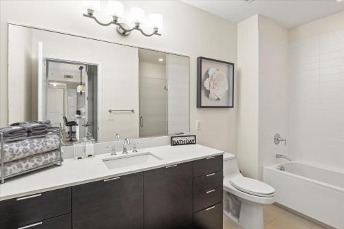 La salle de bains est pourvue d'un lavabo, de toilettes et d'une baignoire. dans l'établissement Luxury Living In Buckhead, à Atlanta